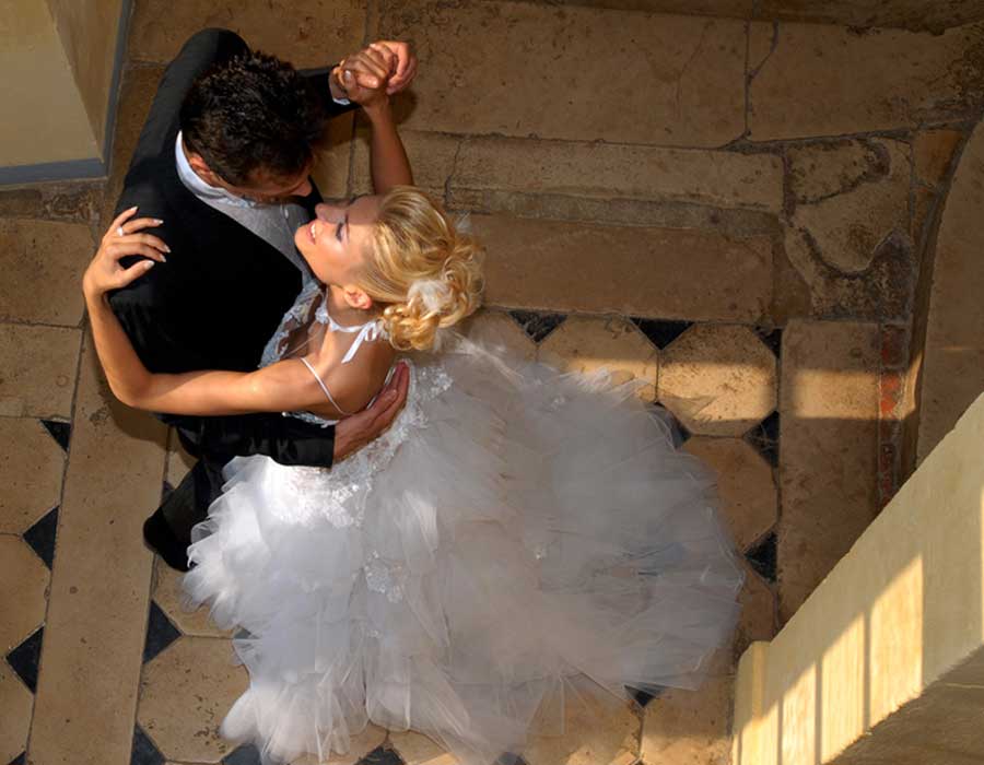 Glückliches Hochzeitspaar tanzt Wiener Walzer im Hochzeitstanzkurs in Vaihingen an der Enz