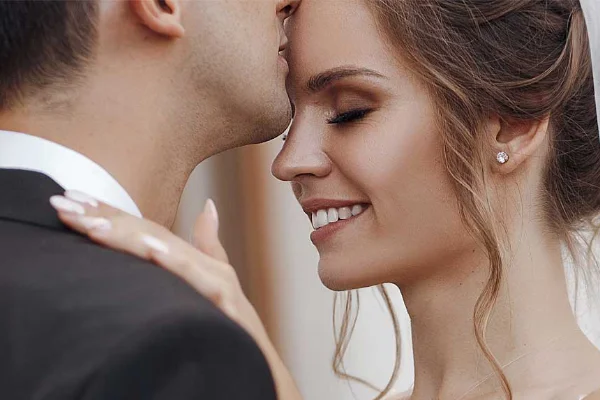 Tanzlehrer unterrichtet ein Paar beim individuellen Hochzeitstanz