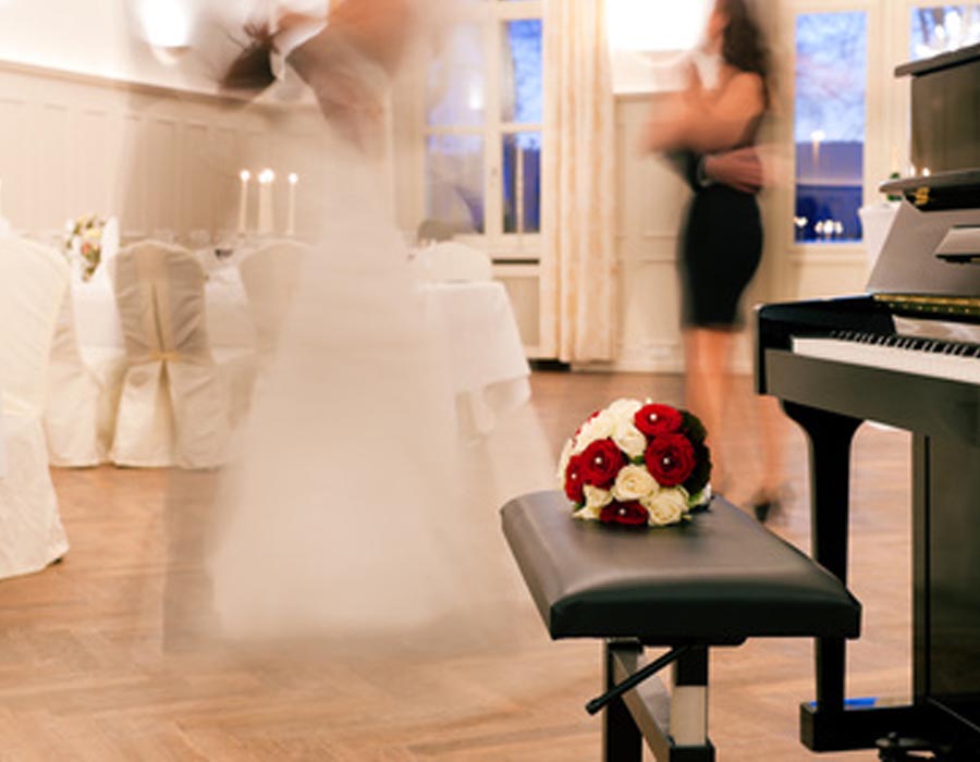 Brautpaar übt entspannt und ungestört in einer privaten Hochzeitstanzstunde